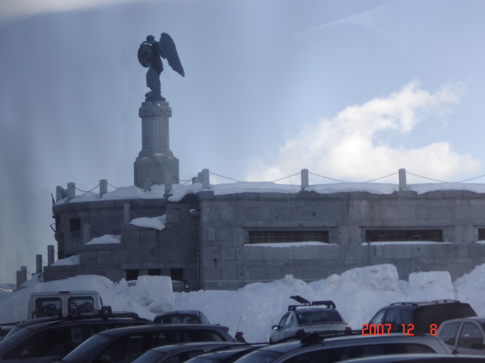 Dél-Tirol az Első Világháború végén történt olasz elcsatolásig Ausztriához tartozott. A Tonale hágon ádáz csaták dúltak, többnyire átkaroló hadmozdulatok ill. elterelések. Persze egyik fél sem tudott felülkerekedni. A több tízezer áldozatnak állít emléket
