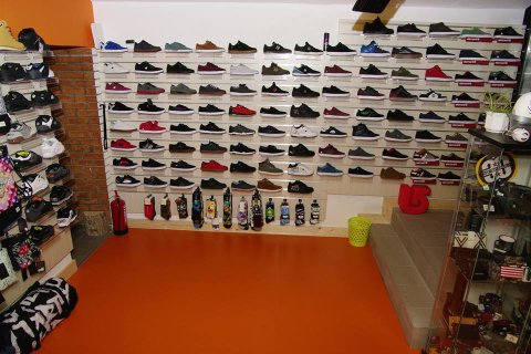 Közel 200 darabos cipőkínálatunk