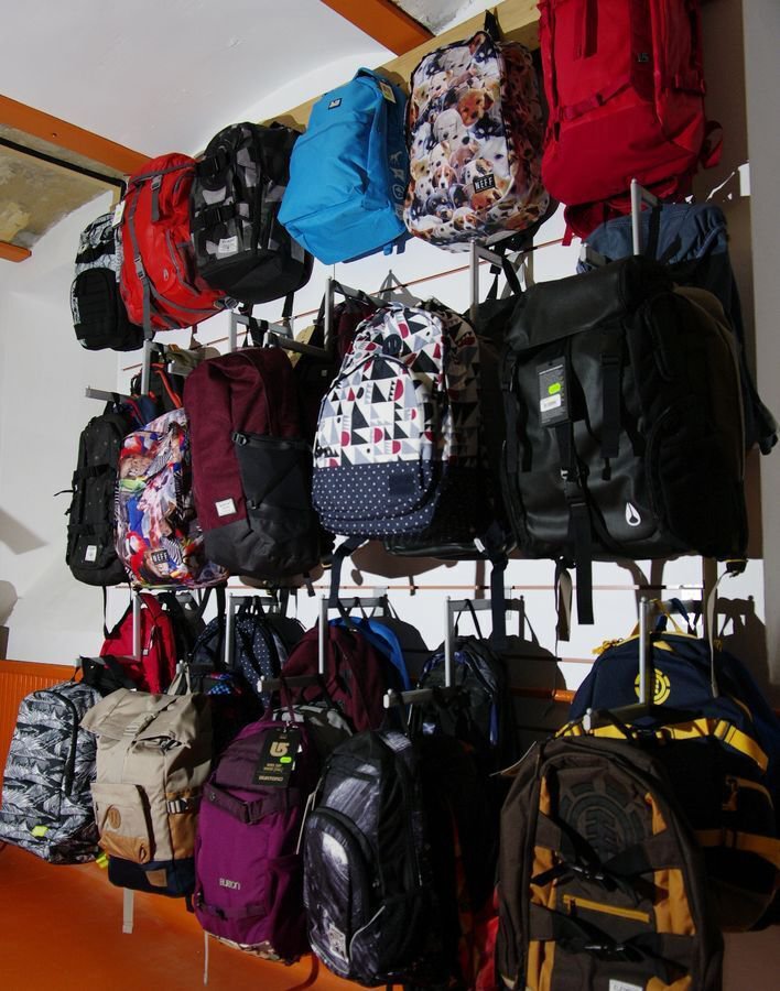 Több mint 100 Burton, Nitro, Element, Thule, LRG, Skullcandy, Nixon technikai és utcai hátizsák közül választhat