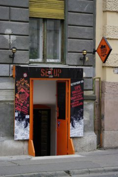 Üzletünk bejárata