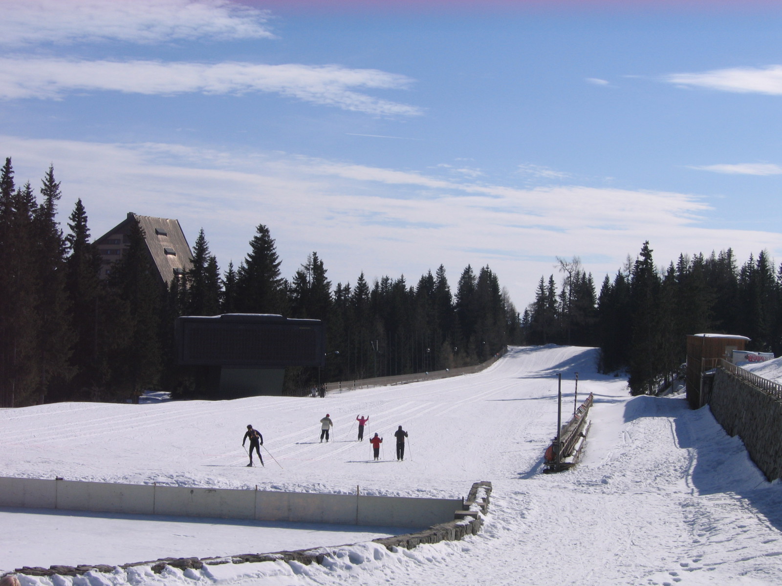 Sífutópálya a síugrósánc mellett