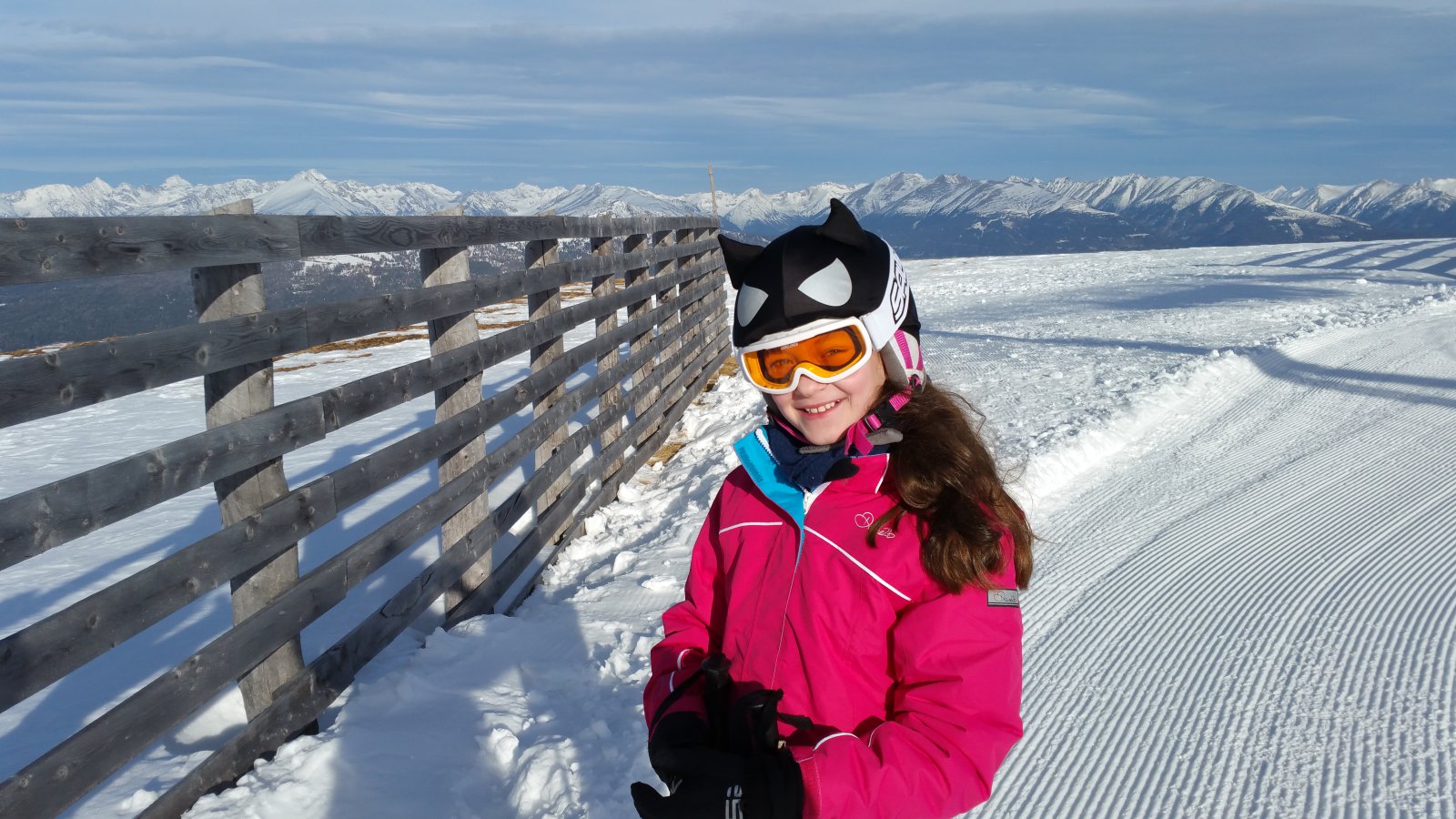 Macskanő sisakhuzatban 