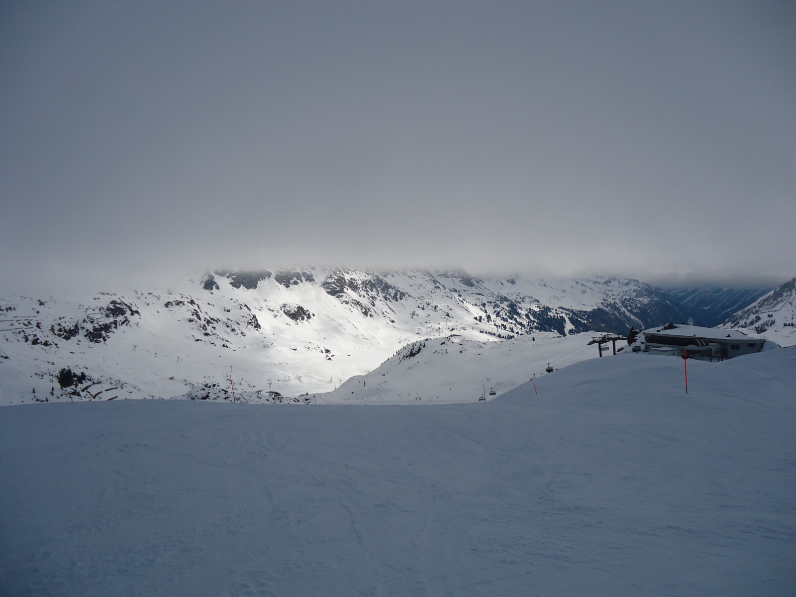 Az ég és föld közötti keskeny sáv