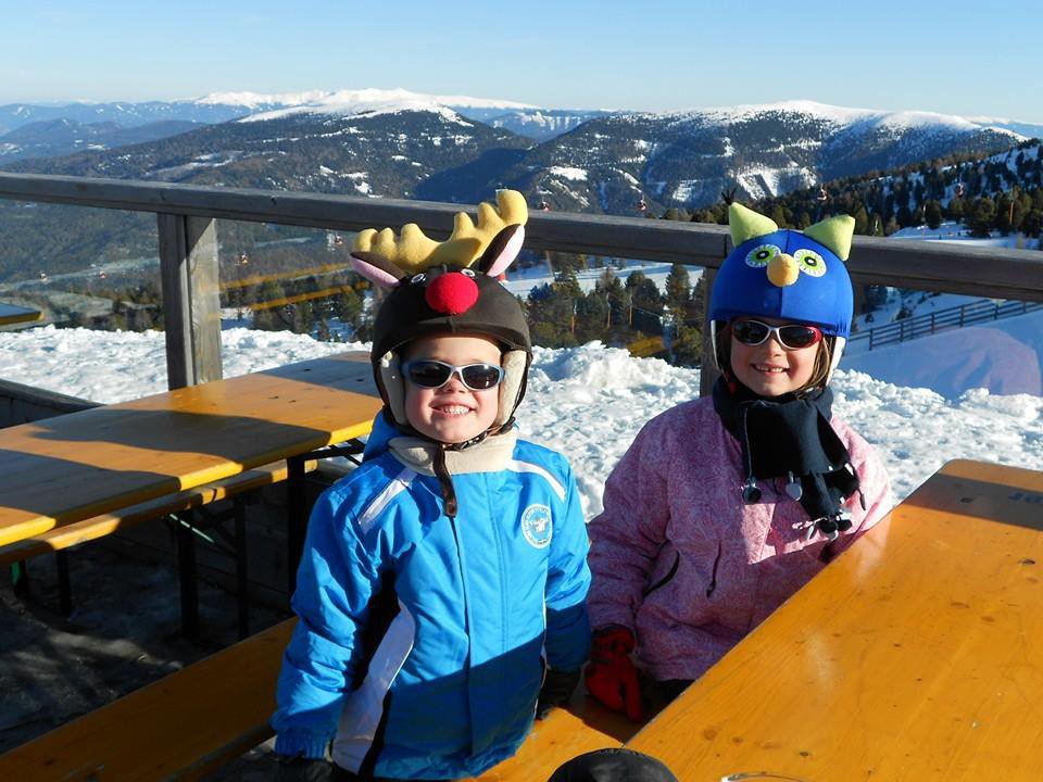 Szlovén gyerekek sisakhuzatban