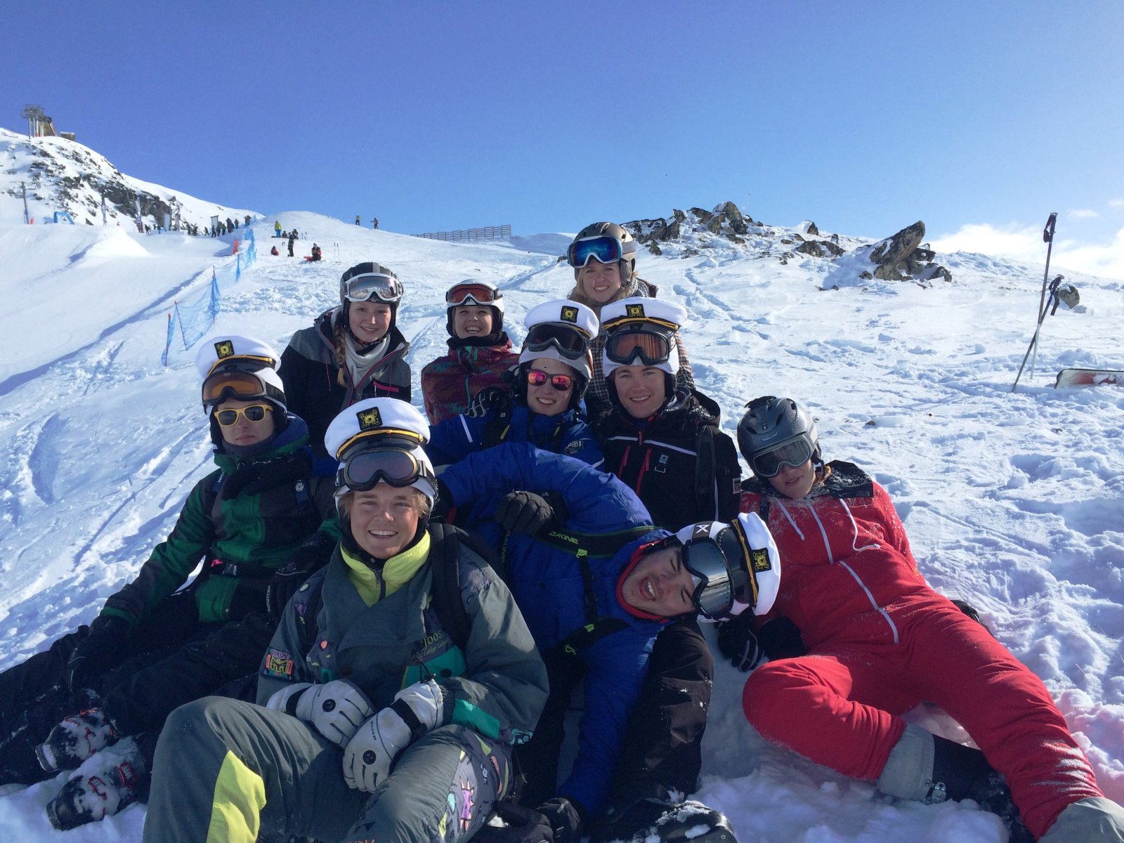 Vino és barátai - sisakhuzatban