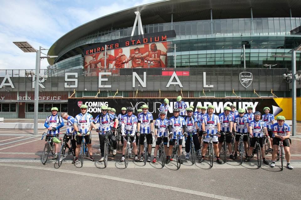 Angliai kerékpáros felvonulás - sisakhuzatban