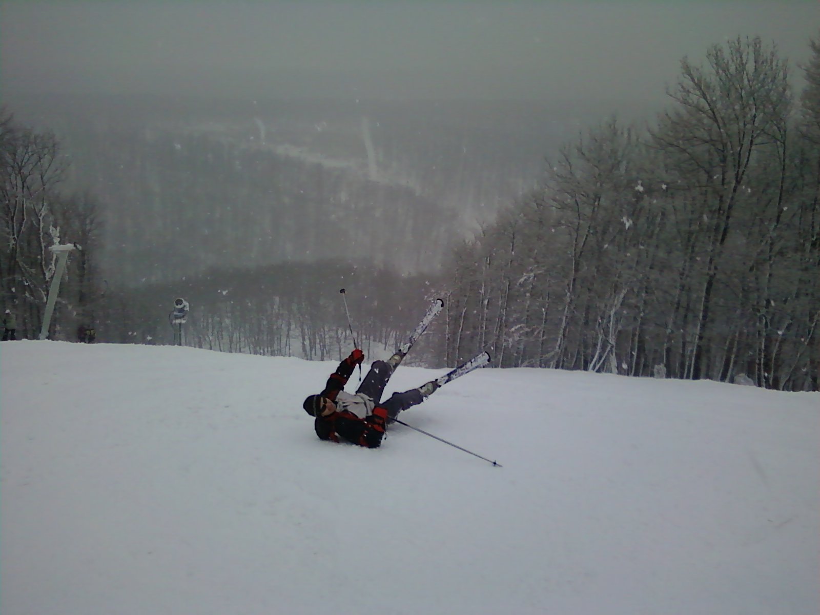Blahovics István barátom napenergiával tölti fel  a léceket.