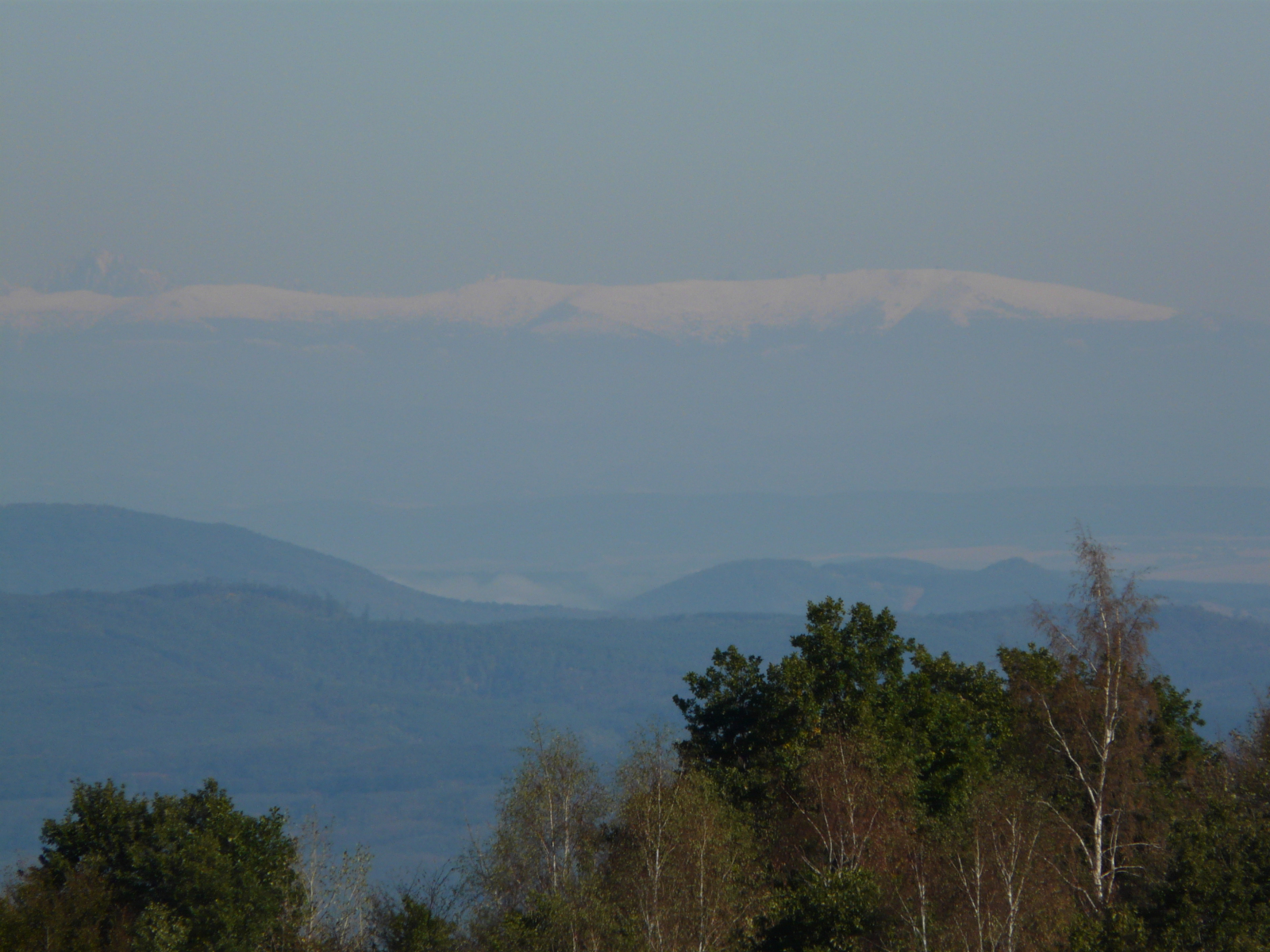 Alacsony Tátra, mögötte Lomnici csúcs, mellette alig észrevehető pici csúcs a Béla Tátra