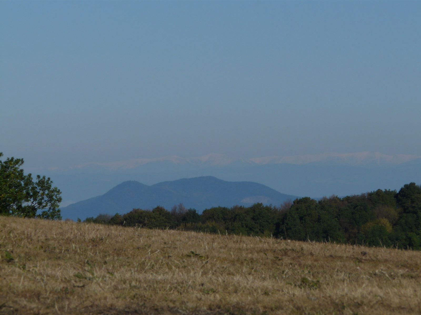 Előtérben a Karancs, hátul az Alacsony Tátra