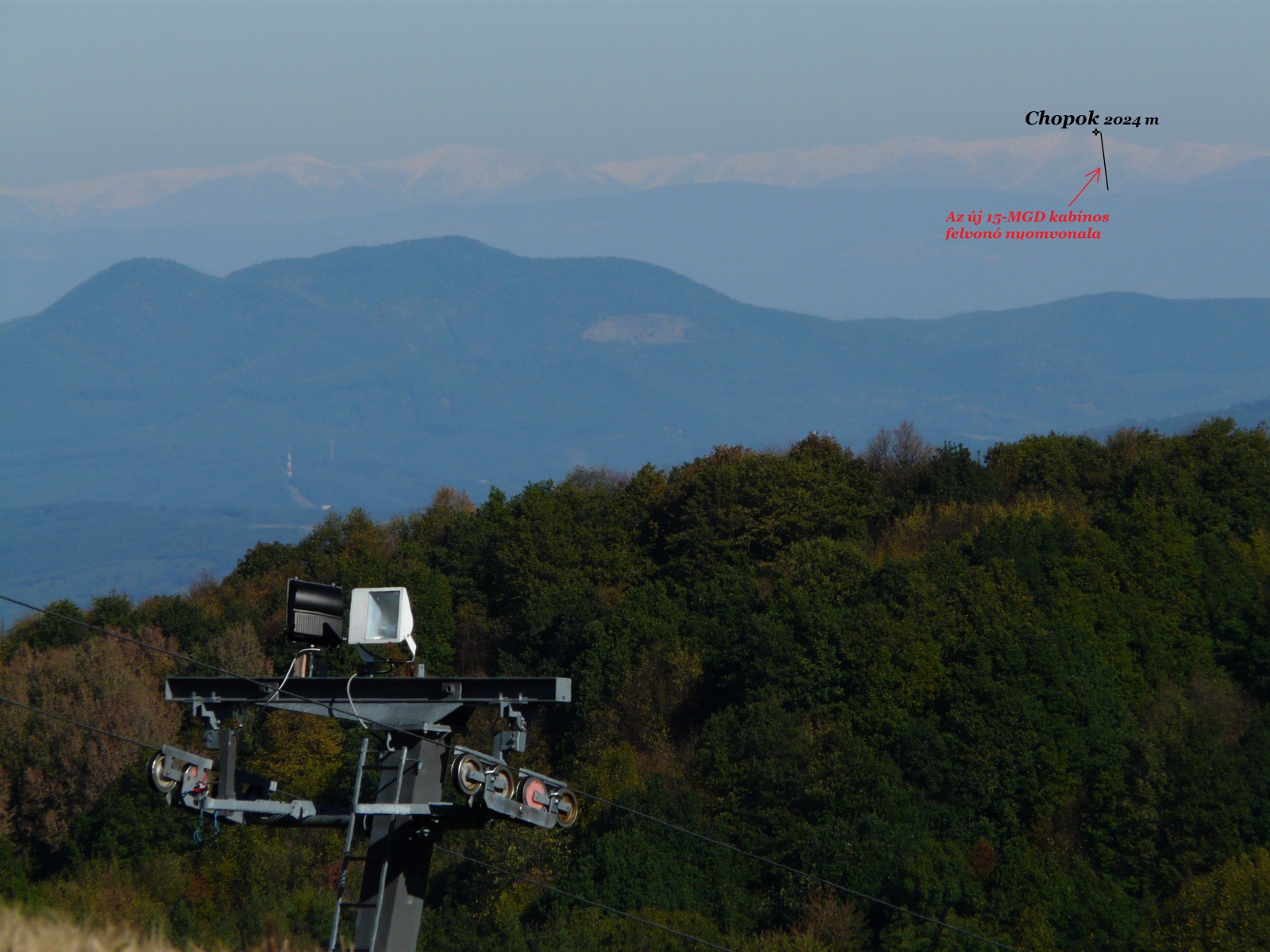 Chopok dél: Kinagyítva jól látható az új kabinos felvonó nyomvonala