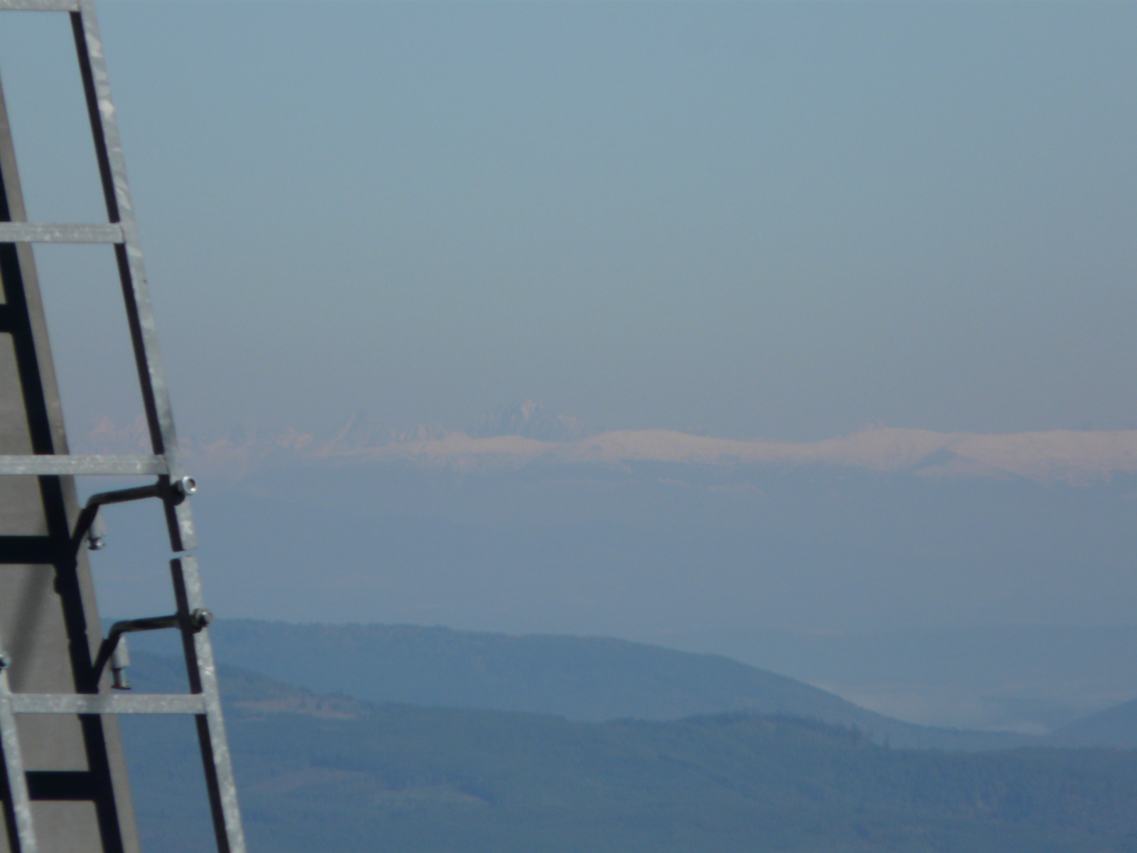 A két Tátra távolból szinte összeolvad. Középen a Lomnici csúcs