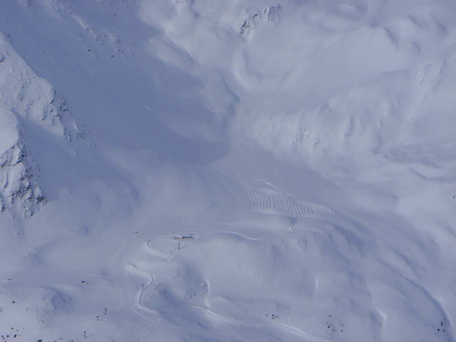 Még reggeli előtt ellenőrzöm a pályákat, a szobám ablakán át! Hát nem zsákba macska :-)