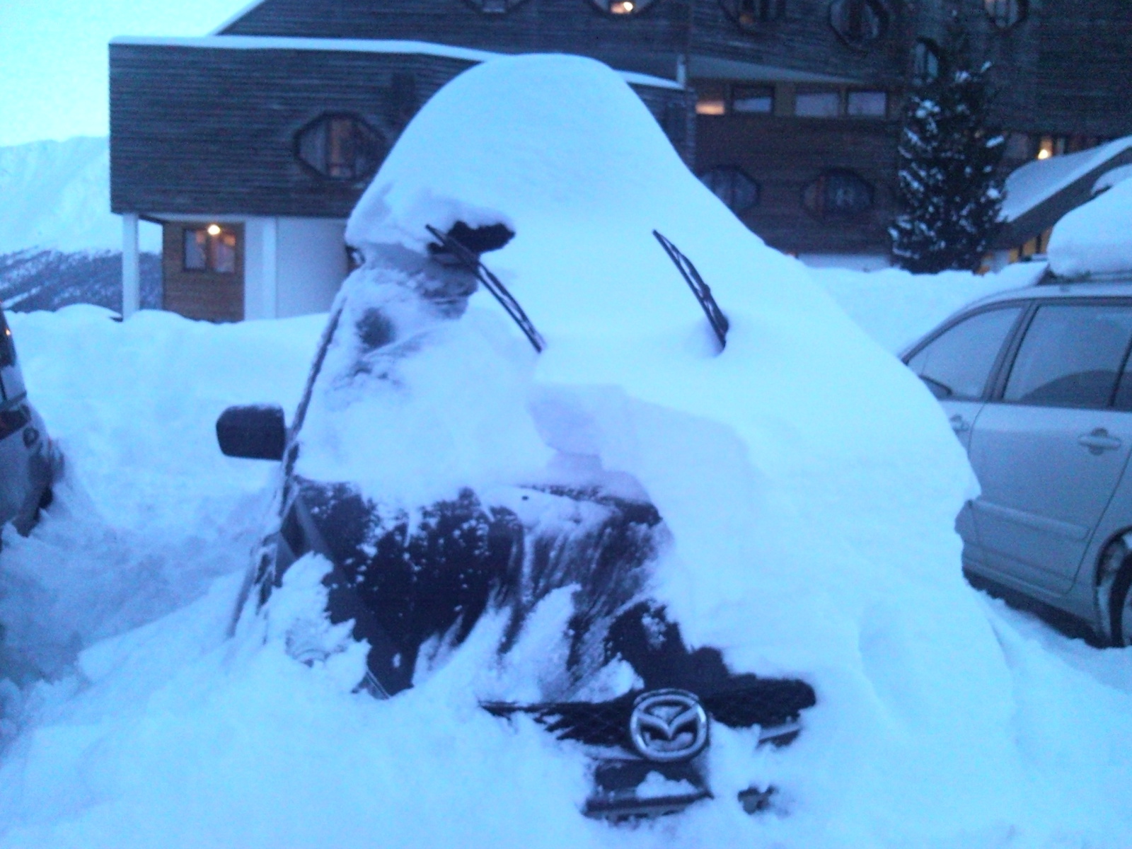 Haza indulás előtt megkeresem és kiásom az autómat a hó alól.