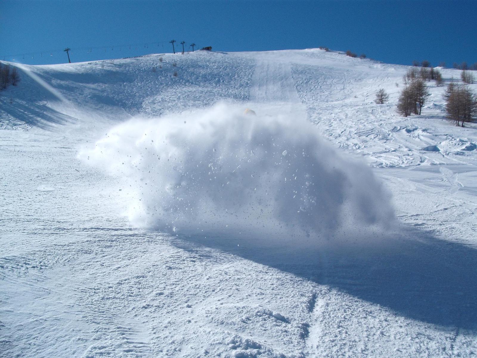 porhófelhő és egy snowboardos sapkájának a csúcsa :)