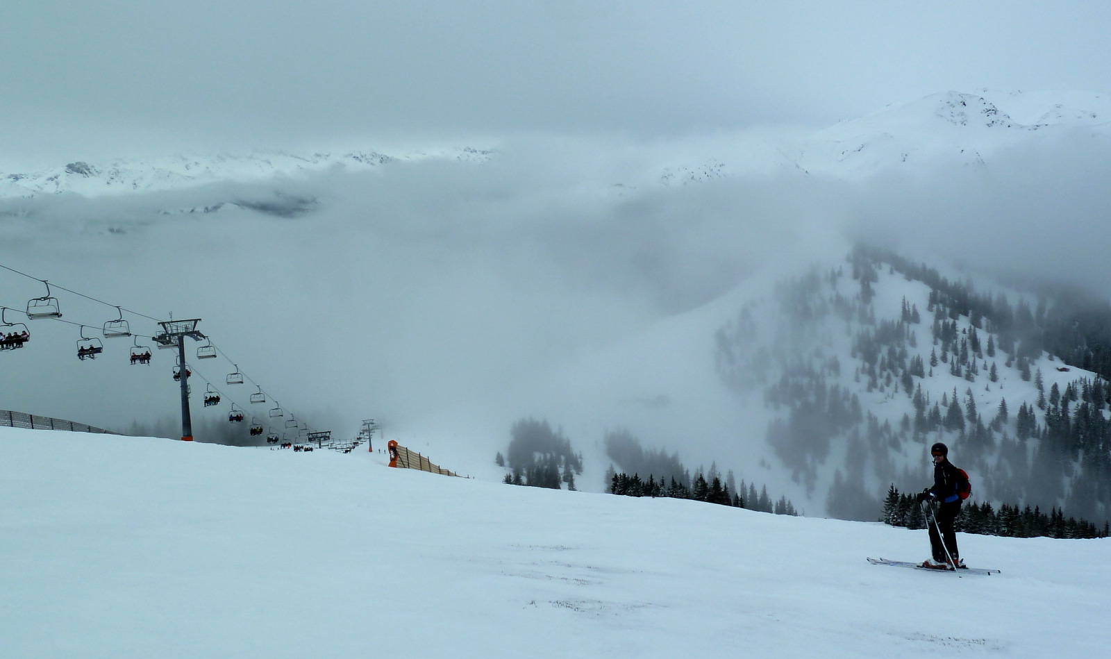 Valamelyik piros teteje.