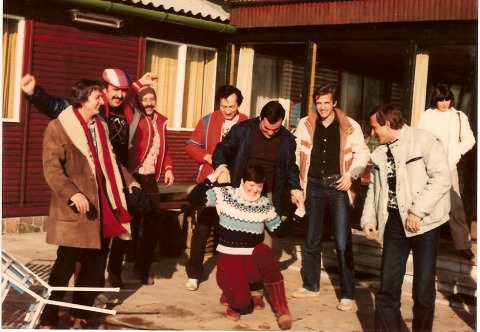 Bemelegítés síeléshez a vállalati üdülő teraszán