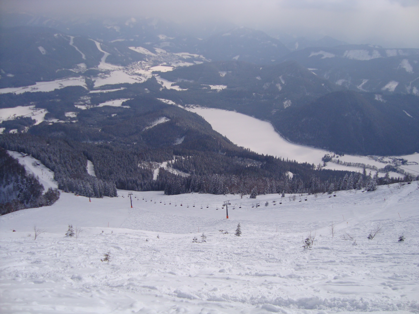 Kilátás a völgyben fekvő Erlaufsee -re