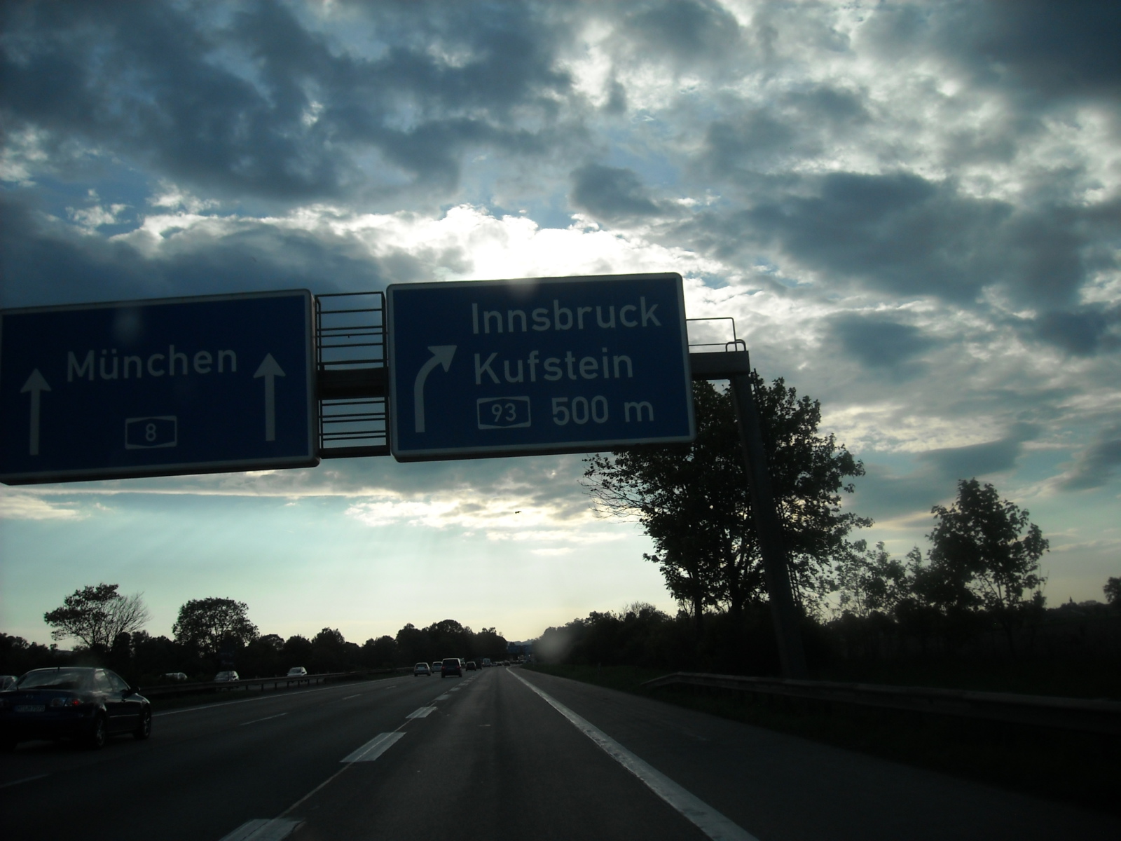 Komor felhők gyülekeznek Kufstein vára fölött