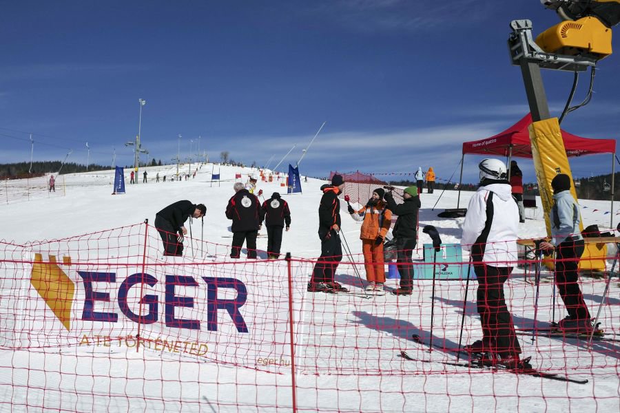 Készül a pálya a síversenyre | Foto: Szántó György