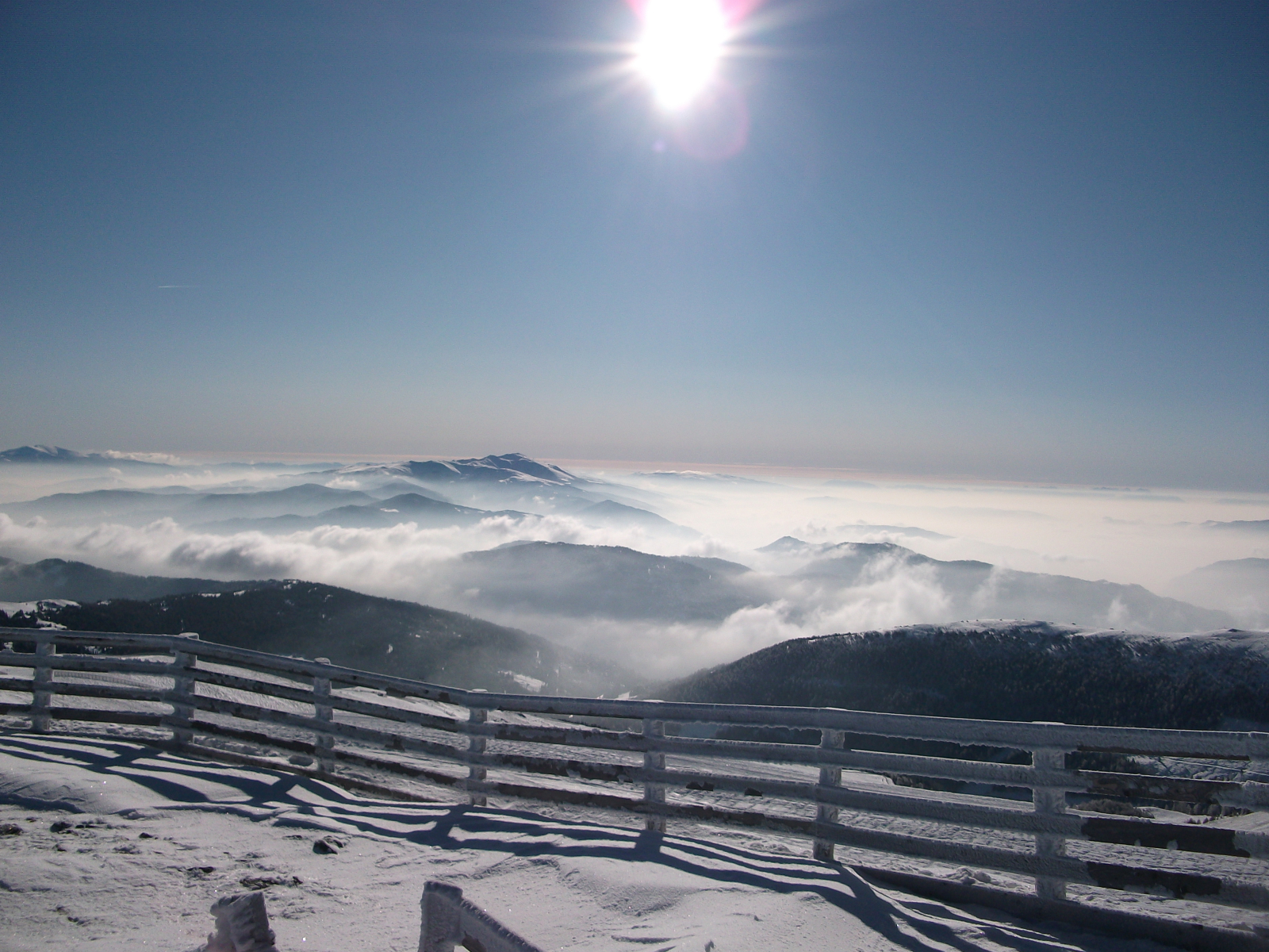 Felhők felett ragyog a nap