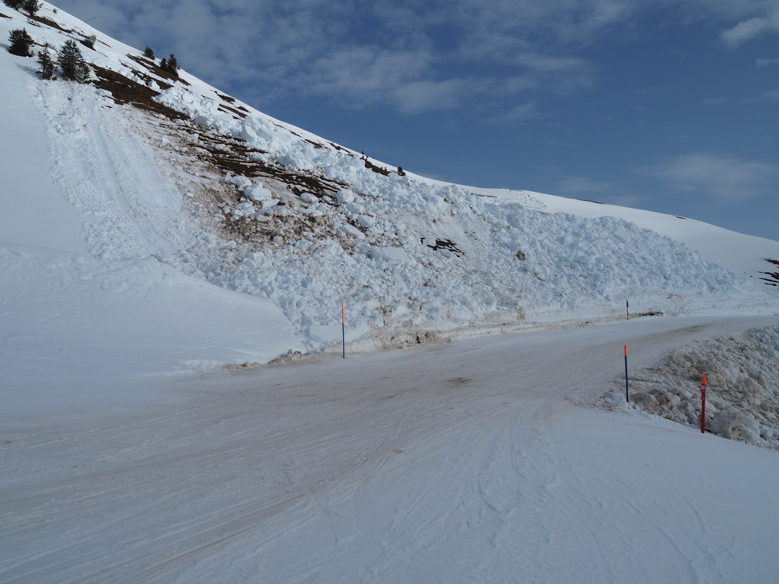 itt lavina volt, ezt a pályát zárták le déltől