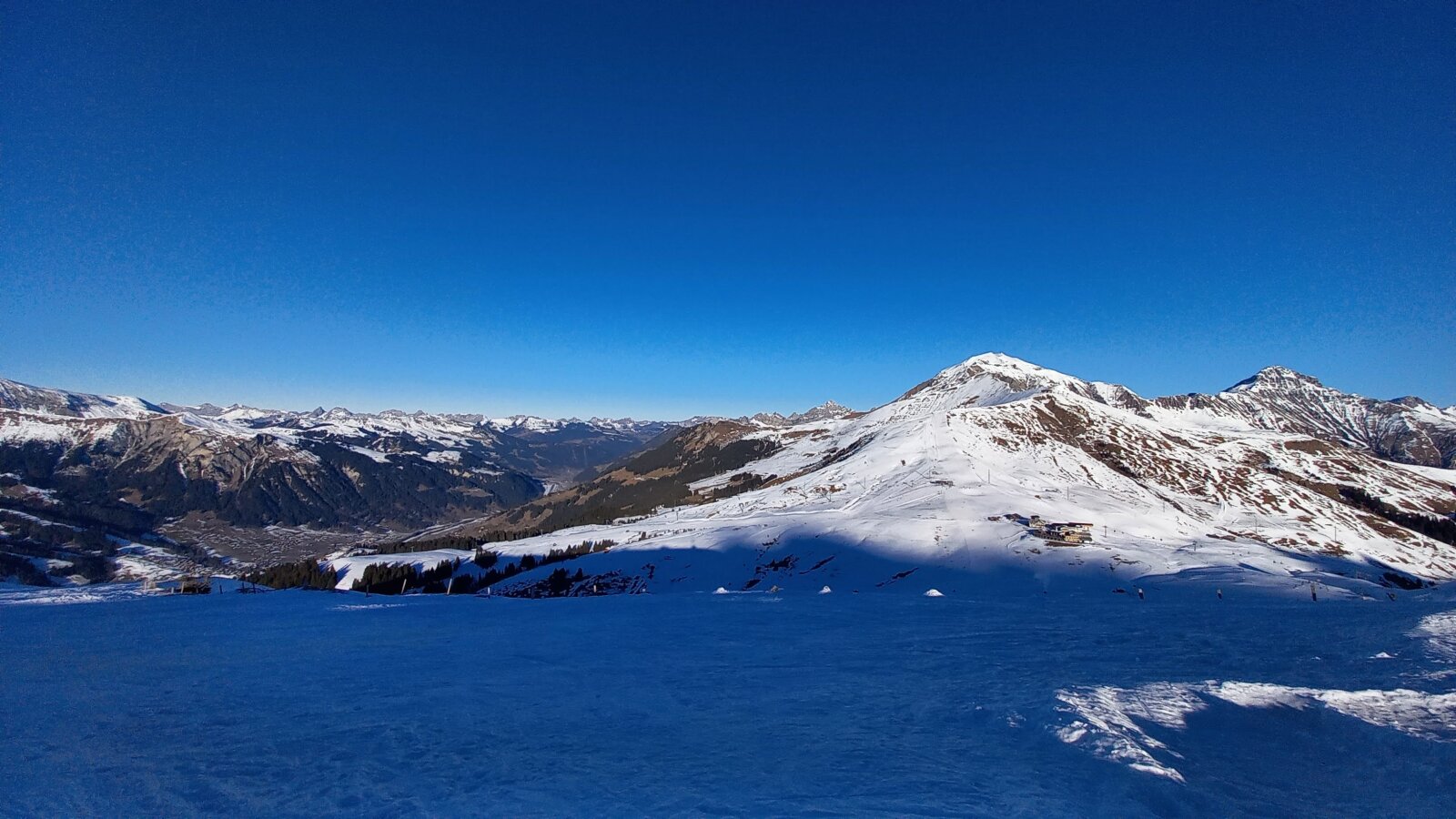 Itt jól látszik 1700 méter alatt semmi hó nincs, Simmental a völgy