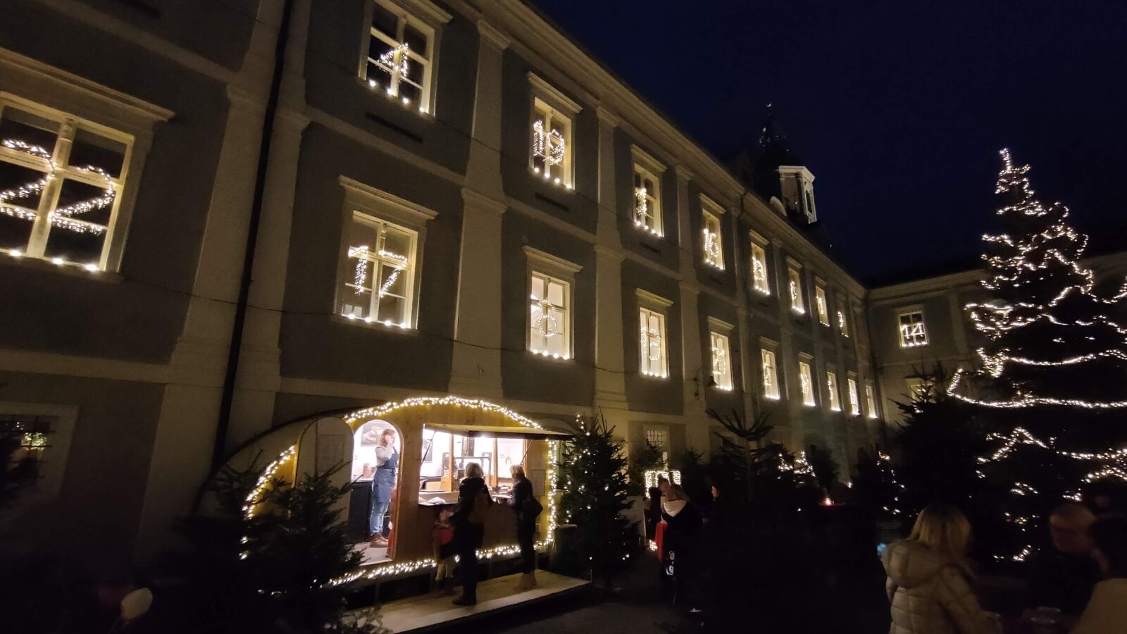 Adventi naptár készült a kastély ablakaiból