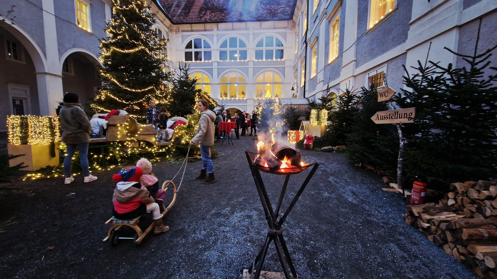 Adventi vásár Pöllaui kastély belső udvarában. Hó hiányában a szánkóra kereket szereltek.