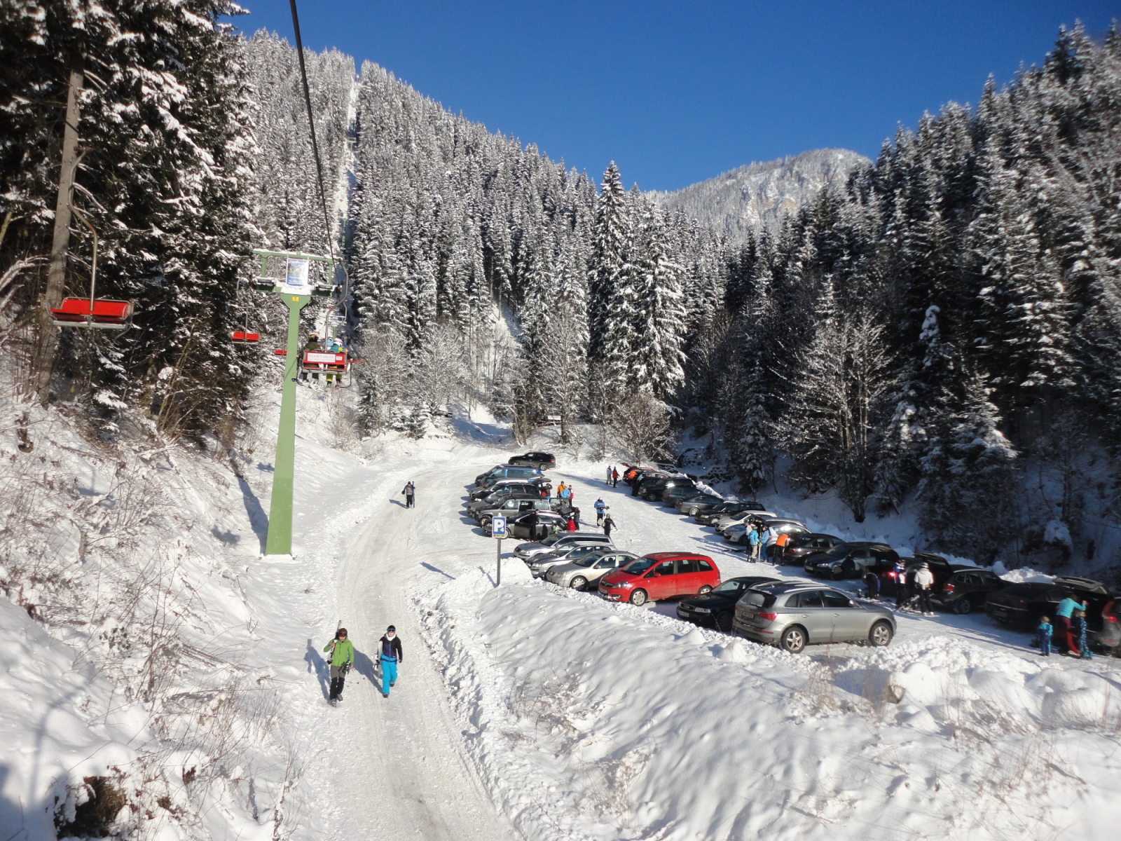 Völgyállomás és parkoló 