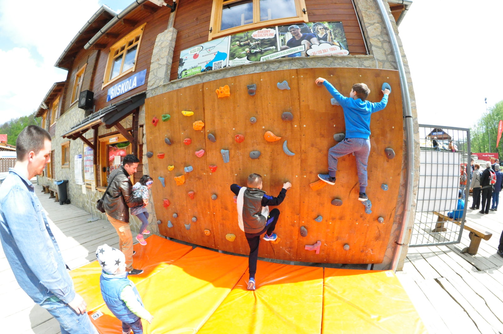 A gyerekek és a felnőttek is kipróbálhatják a falmászást | Fotó: Intersport Síaréna, Kalandhegy