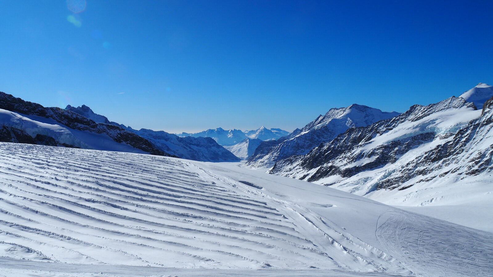 Amikor a vonattal a Jungfraujochra érek akkor megvárom amíg a sílécet megkapom, azt külön vagonban szállítják, majd egy 5-10 perces labirintuson kell véggig menni amíg elérem a gleccsert. Mikor a sötét folyosó végébe érkezek ez a kép tárul elém.