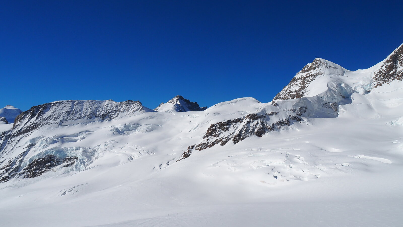 Most az eredeti tervet teszem meg amit 4 héttel ezelőtt akartam megtenni, akkor a Louwihornra(3766m) mentünk, a kis fehér domb szemben