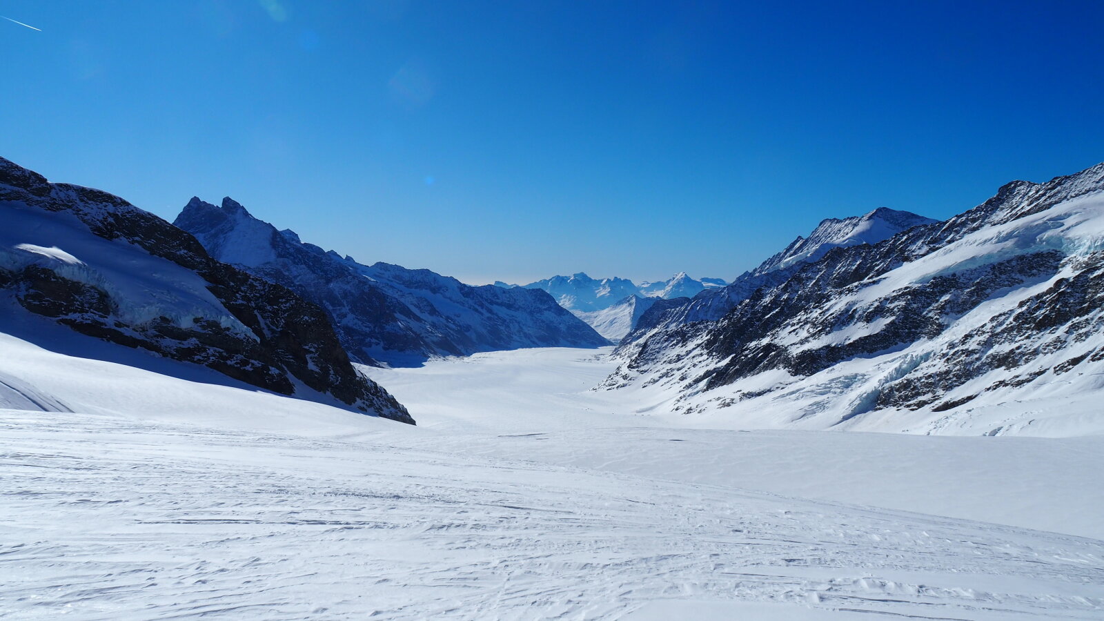 Az Aletsch gleccser. Azért jöttem ide mert hó alig van, a fagyhatár 3ezer méter felett van. Lejebb nem érdemes menni síelni.