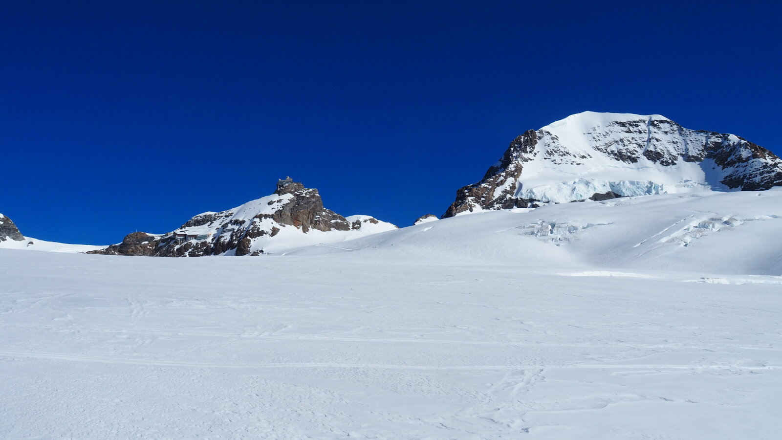 Távolodok a Sphinxtől. A túra eleje sima síelés lecsúszás az Aletsch gleccseren 3450 méterről kb. 2700 méterig