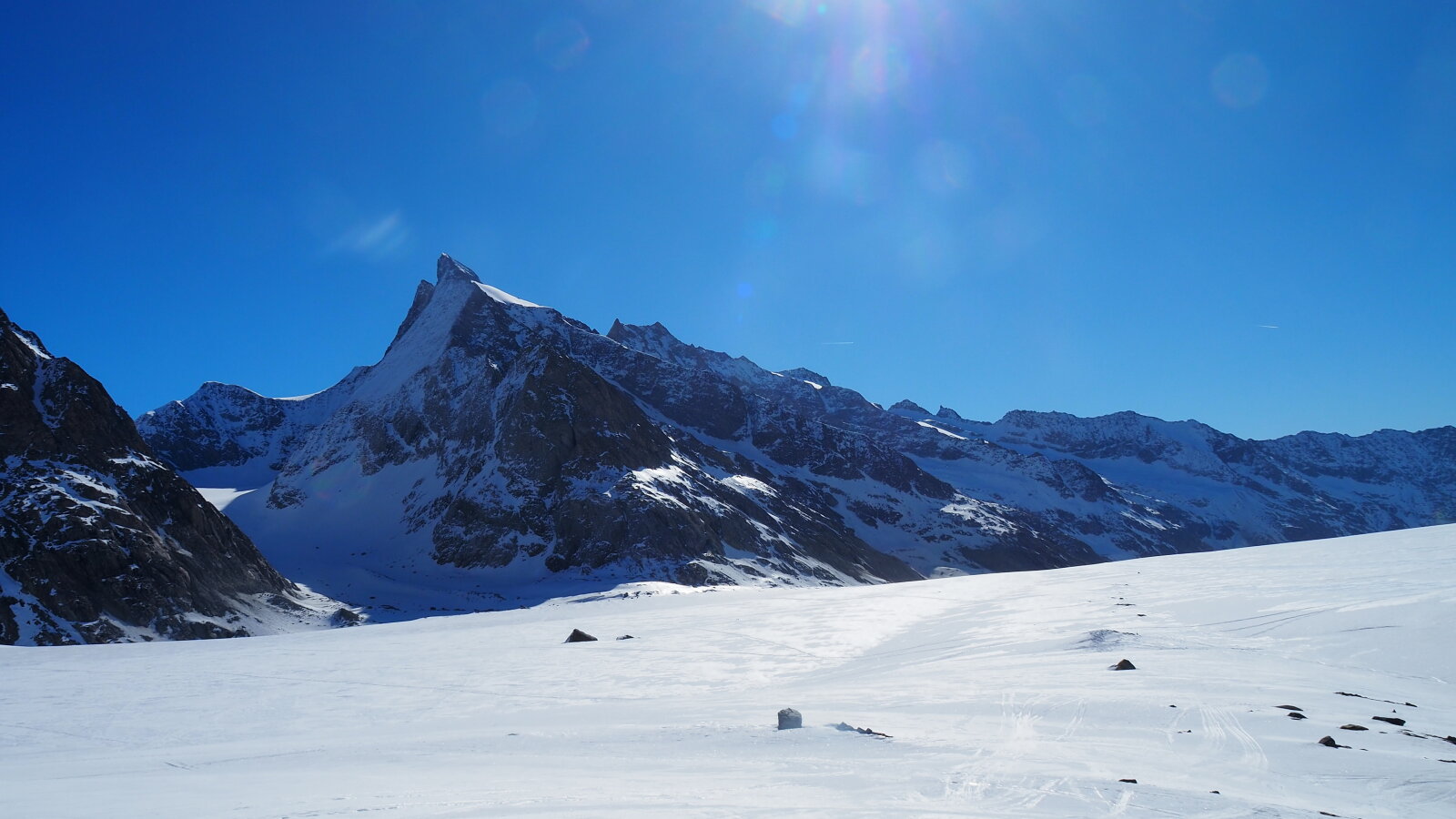 Ez a Konkordiaplazt, szemben a sziklán a gleccser felett kb. 100 méterrel a Konkordiahütte. Ahogy csökken a gleccser minden évben újabb lépcsőfokokat kell vájni a sziklában, hogy elérhető legyen a hütte.