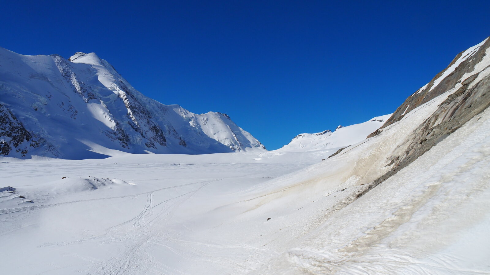 A Konkordiaplaztnál én jobbra fordulok: eddig volt a lecsúszás a déli irányban a Jungfraufirnen. Most jön az emelkedő nyugat irányba a Grosser Aletschfirnen. Kb. 2700 méterről megyek felfele a Lötschenlückeig(3156m) onnan pedig lesíklás a Lötschentalba