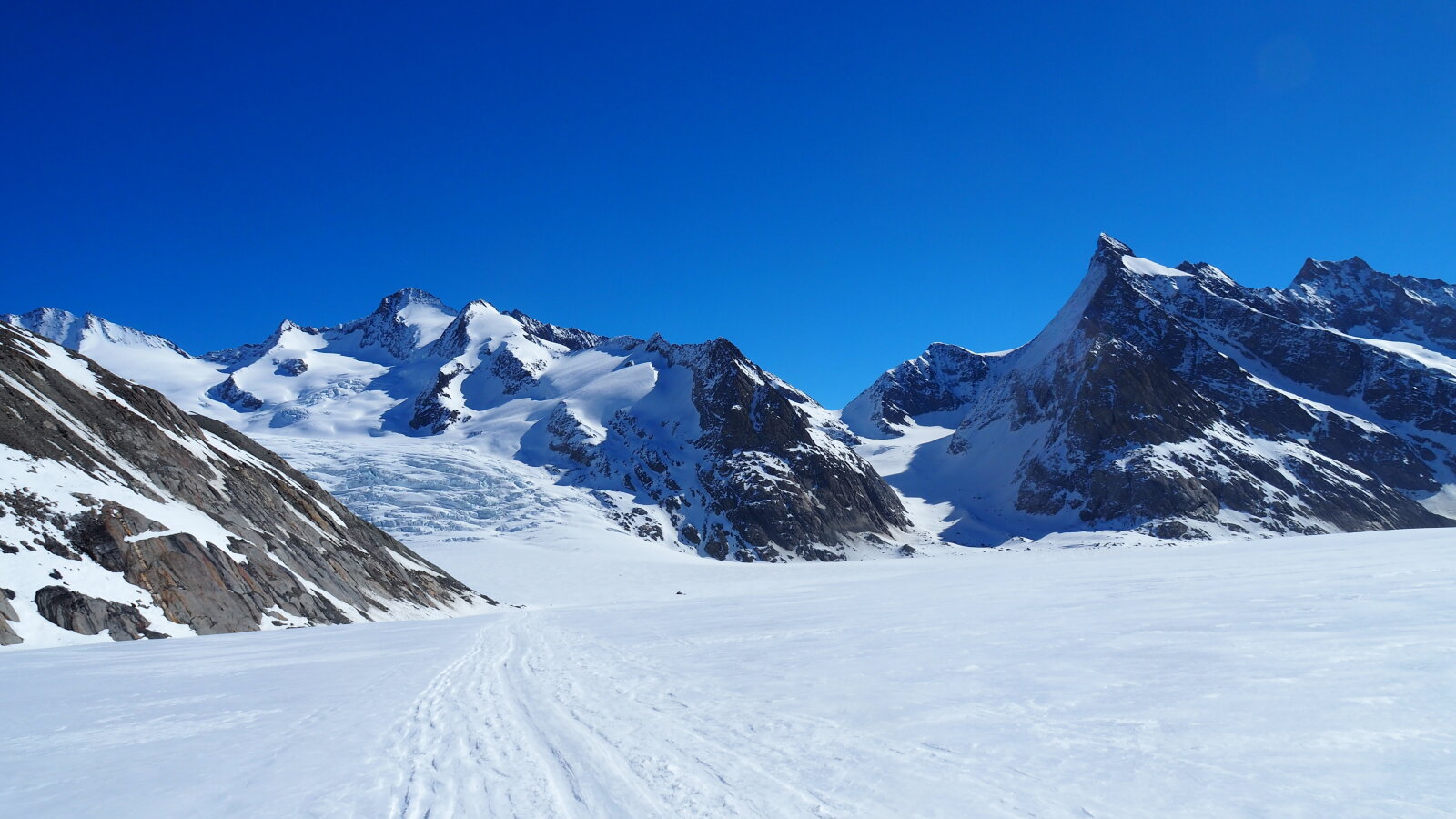Elhagyom a Konkordiaplaztot, ez hátrafele van kelet irányban