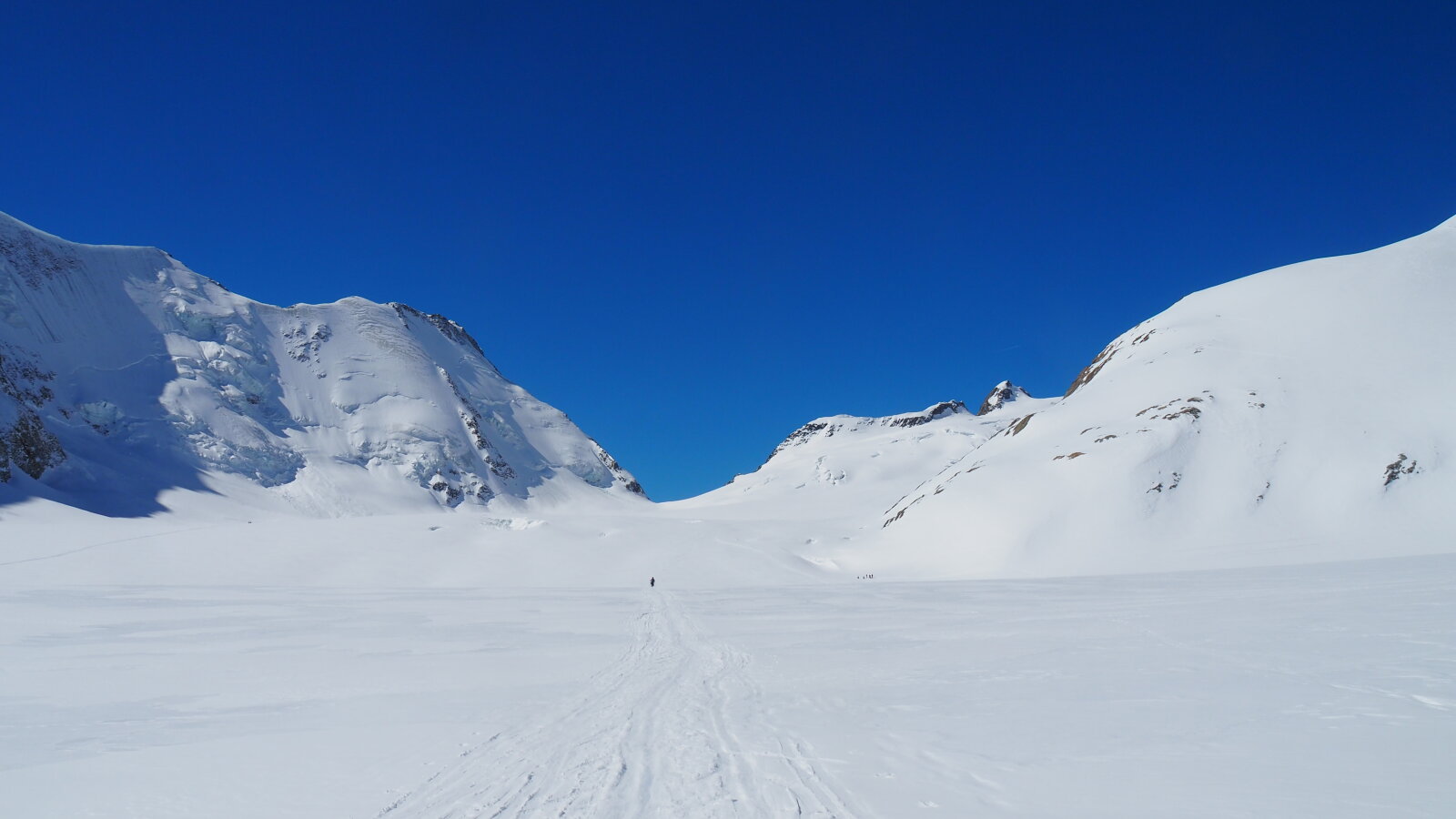 Enyhe emelkedő, előttem sítúrázó megy felfele