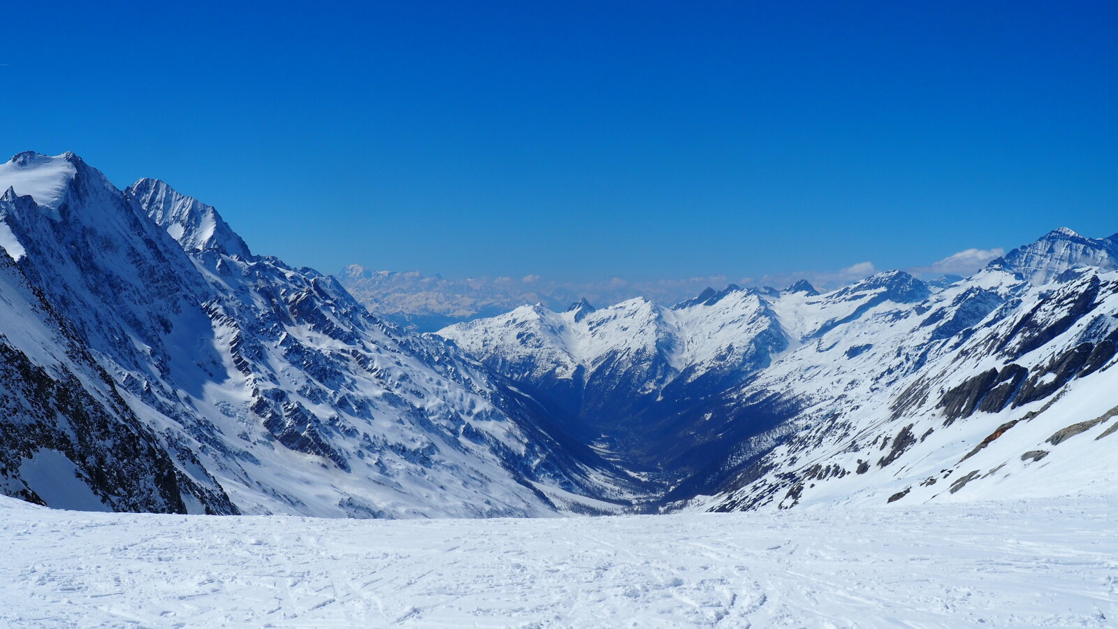 Lötschenlücke(3156m) bal oldalon leghátul a Mont Blanc