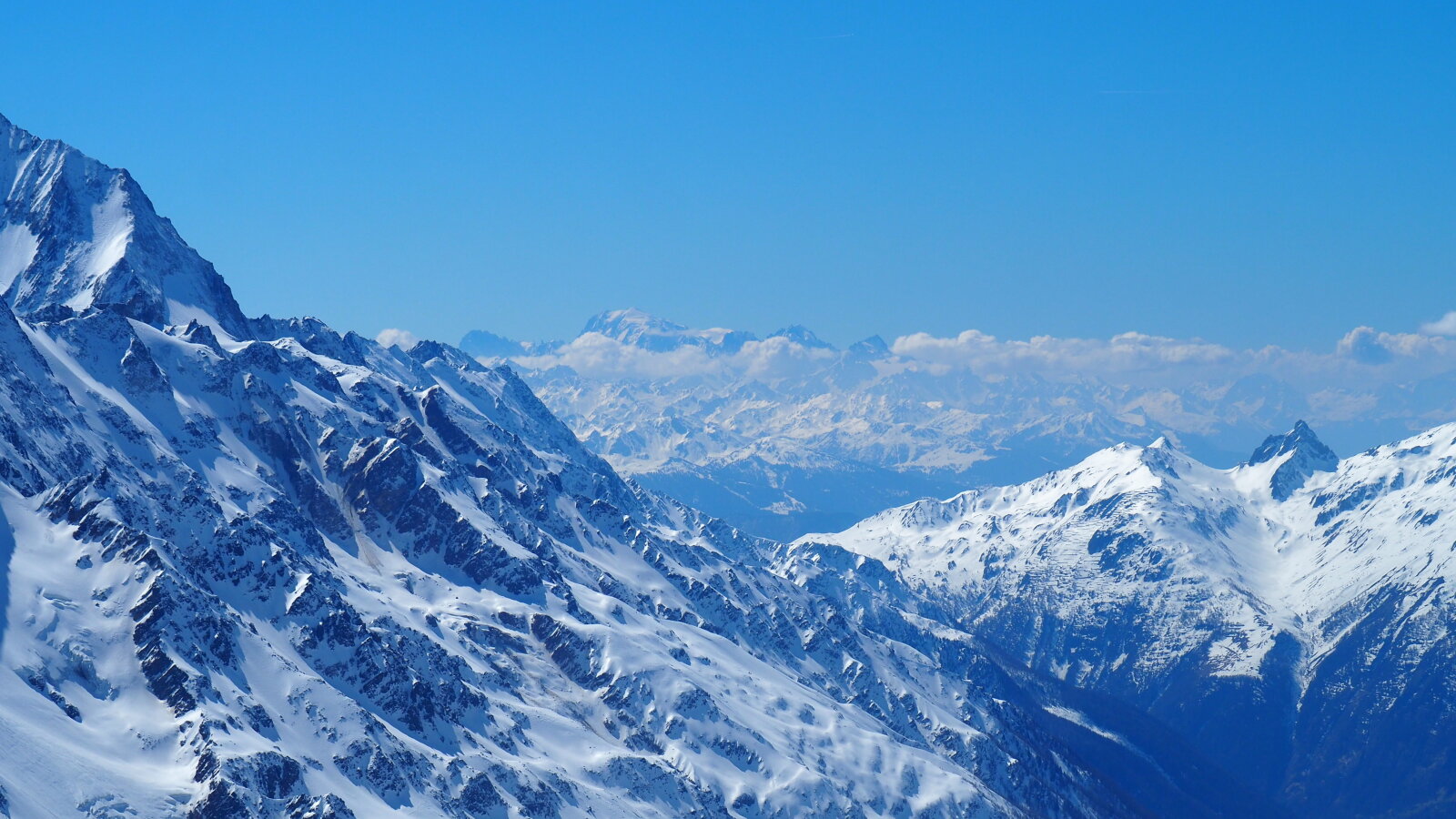 Mont Blanc (légvonalban 106km-re van nyugatra.) középen balra