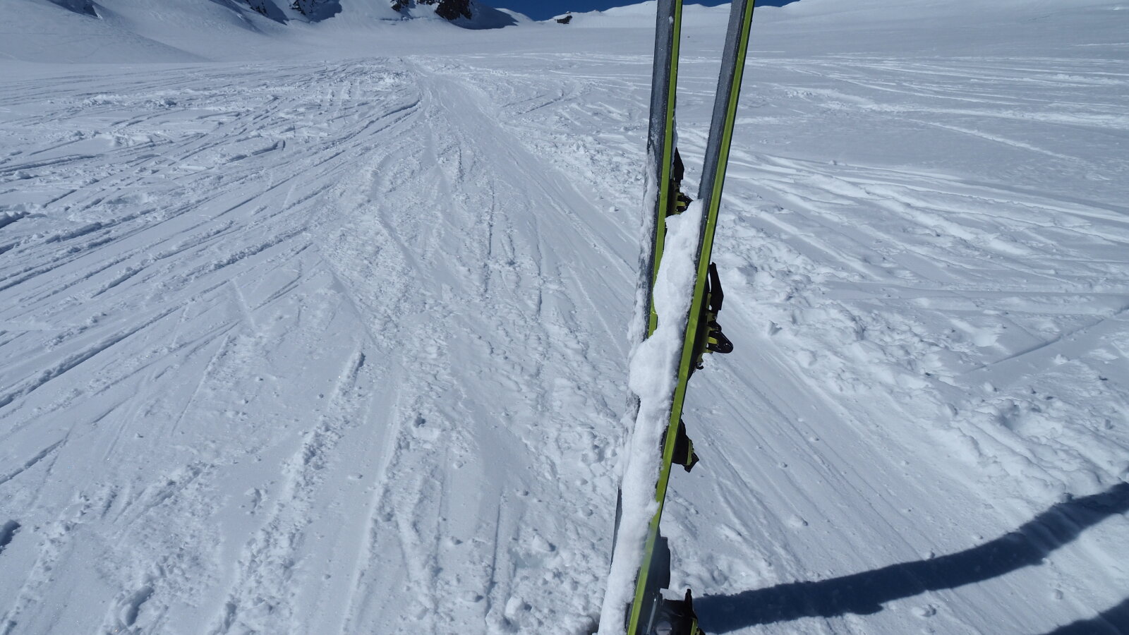Azért tapadt a hó a síléc talpához, nem csak nekem másoknak is. Kb. 3400 méteren lehettem +6C volt árnyékban, a Hollandiahütténél láttam.