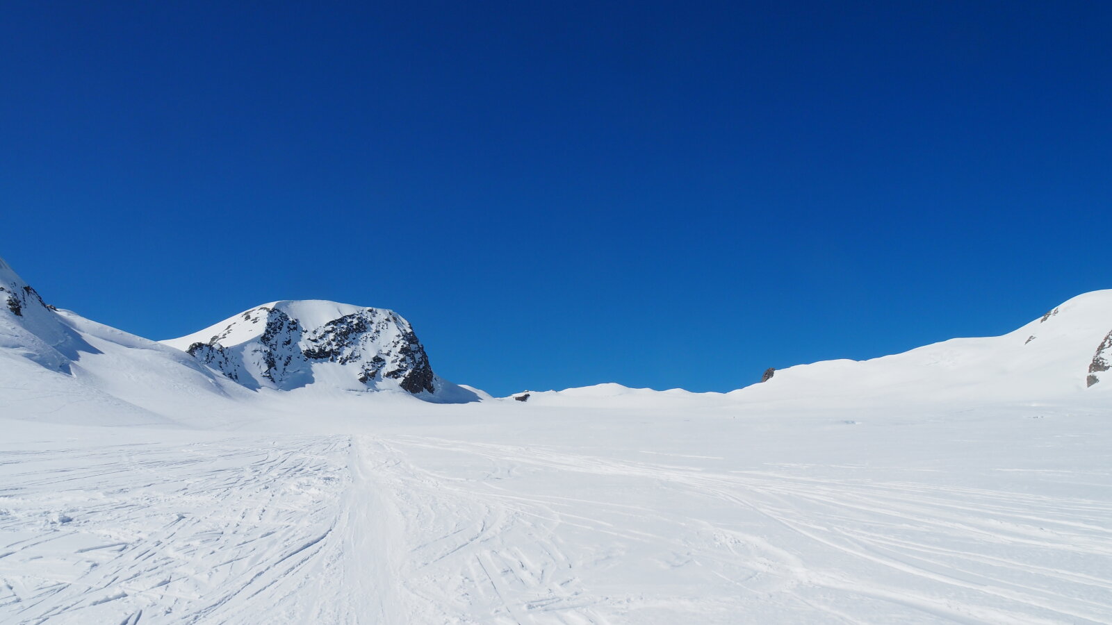 Nagyon enyhe emelkedő, balra a Mittaghorn(3896m) jobbra az Abni Flue(3961m). Kb. eddig mentem 3500 méterig odáig(Abni Flue) még legalább 2 óra kellett volna. Itt vissza fordultam. 