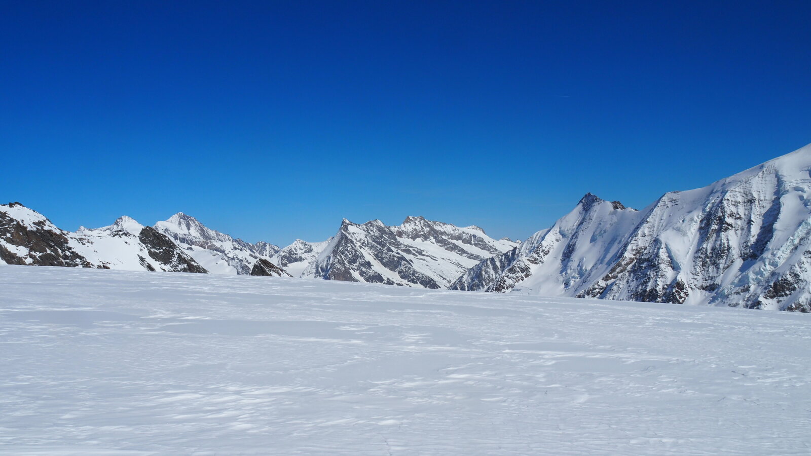 Havas hegyek minden fele. Innen 3500 méterről jött a lecsúszás kb. 2000 méteres szintkülönbséggel: 2800 méterig porhó volt(tökéletes), az alatt olvadt elfogadható kb. 2200 méterig, alatta pedig vizisí. Ezt szó szerint kell értelmezni, a völgyben 16C volt,