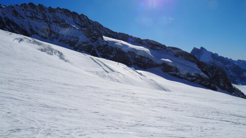 Oldalt azért vannak lyukak a gleccseren