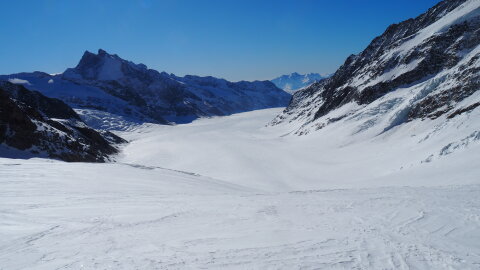 Középen a Konkordiaplazt kb. 2700m-en, 3 gleccser találkozása:Ewigschneefäld (balra), Jungfraufirn(ezen vagyok jelenleg) illetve jobbra a Grosser Aletschfirn(ezen fogok majd felfele menni).