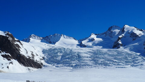 Oda szemben nem mennék, ez a Ewigschneefäld a hátom gleccser egyike, rengeteg gleccser lyukkal.
