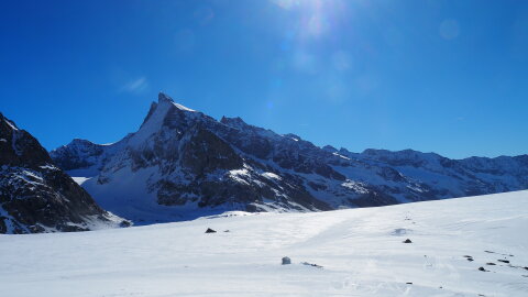 Ez a Konkordiaplazt, szemben a sziklán a gleccser felett kb. 100 méterrel a Konkordiahütte. Ahogy csökken a gleccser minden évben újabb lépcsőfokokat kell vájni a sziklában, hogy elérhető legyen a hütte.