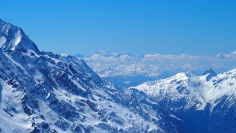 Mont Blanc (légvonalban 106km-re van nyugatra.) középen balra