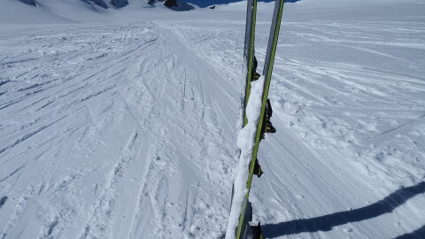 Azért tapadt a hó a síléc talpához, nem csak nekem másoknak is. Kb. 3400 méteren lehettem +6C volt árnyékban, a Hollandiahütténél láttam.