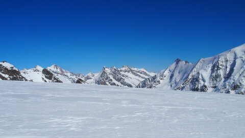 Havas hegyek minden fele. Innen 3500 méterről jött a lecsúszás kb. 2000 méteres szintkülönbséggel: 2800 méterig porhó volt(tökéletes), az alatt olvadt elfogadható kb. 2200 méterig, alatta pedig vizisí. Ezt szó szerint kell értelmezni, a völgyben 16C volt,